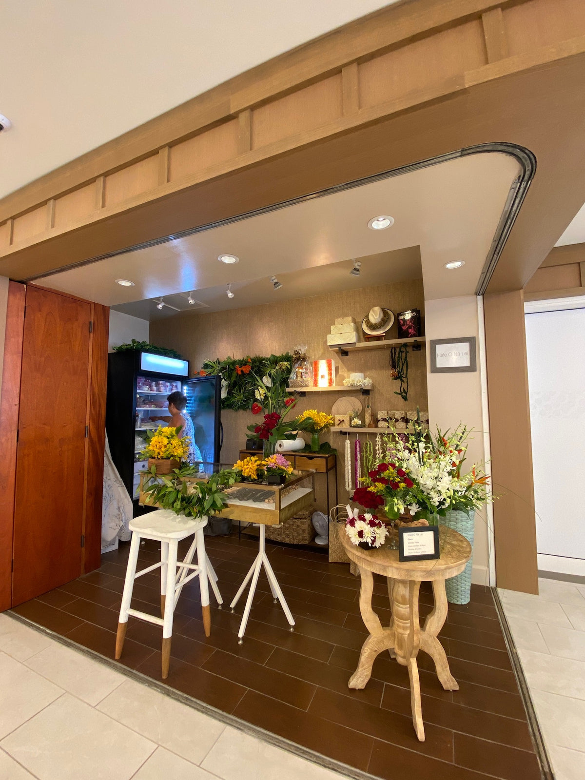 Hale O Na Lei | Lei Shop at Outrigger Reef Waikiki – The Orchid Lei Company